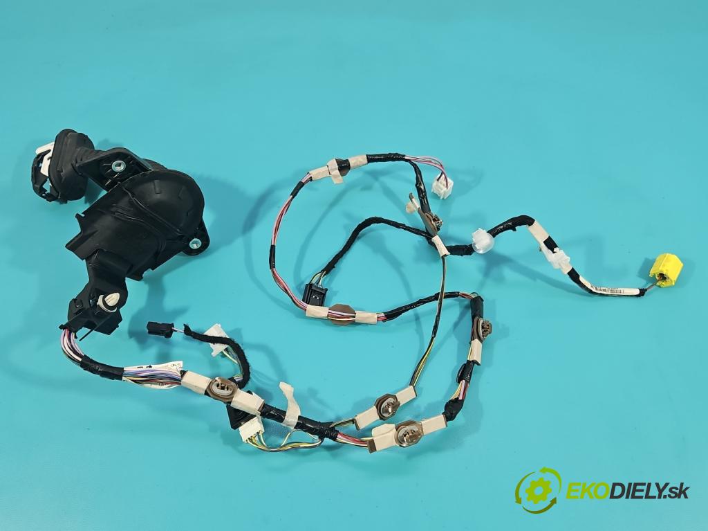 Toyota Corolla E21 2019- 1.5 12V 125 HP automatic 92 kW 1490 cm3 4- Zväzok: dvere predné pravých 82151 OZ M40 F