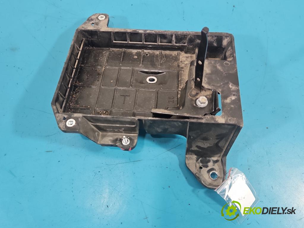 Toyota Corolla E21 2019- 1.5 12V 125 HP automatic 92 kW 1490 cm3 4- obal akumulatora 74404-02A10