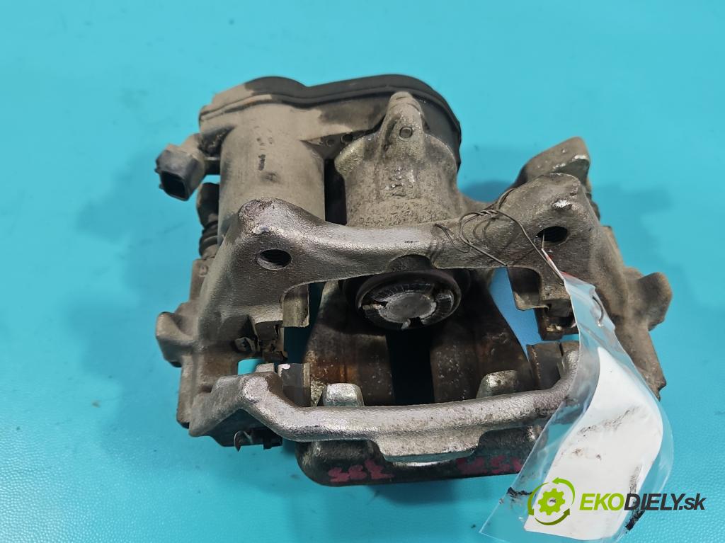 Toyota Corolla E21 2019- 1.5 12V 125 HP automatic 92 kW 1490 cm3 4- brzdič zadné pravý  (Kľučka dverí ostatné)