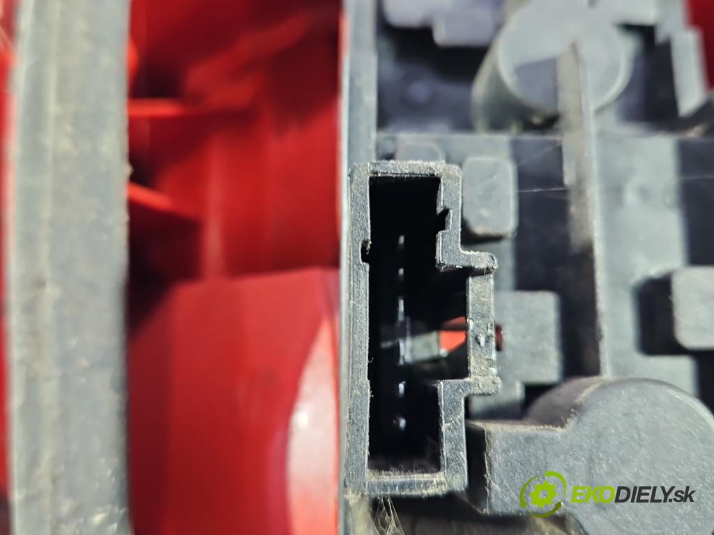 Citroen Xsara Picasso 1.8 16V 116 hp manual 85 kW 1749 cm3 5- světlo zadní levé  (Klika dveří ostatní)