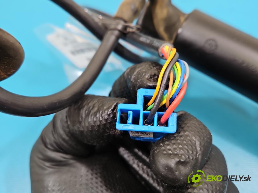 Mercedes GL II X166 2012-2015 4.7 V8 278928 340KM: automatic 250 kW 4663 cm3 5- Aktuátor: kufrové dvere pravý A1668901230