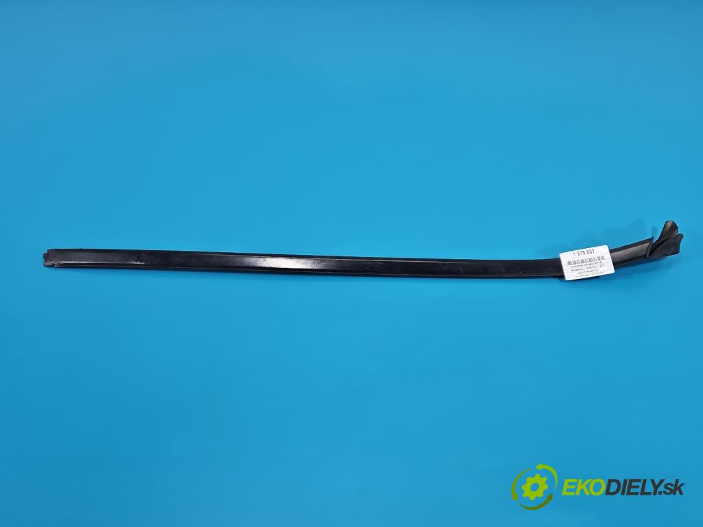 Mercedes GL II X166 2012-2015 4.7 V8 278928 340KM: automatic 250 kW 4663 cm3 5- lišta Okna: čelné: pravé 