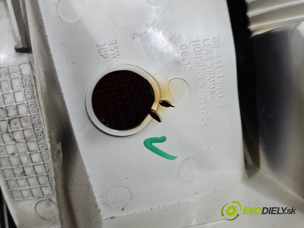 Audi A4 B6 2000-2004 1.9 tdi 131 HP manual 96 kW 1896 cm3 4- svetlo / reflektor zadné ľavé  (Kľučka dverí ostatné)