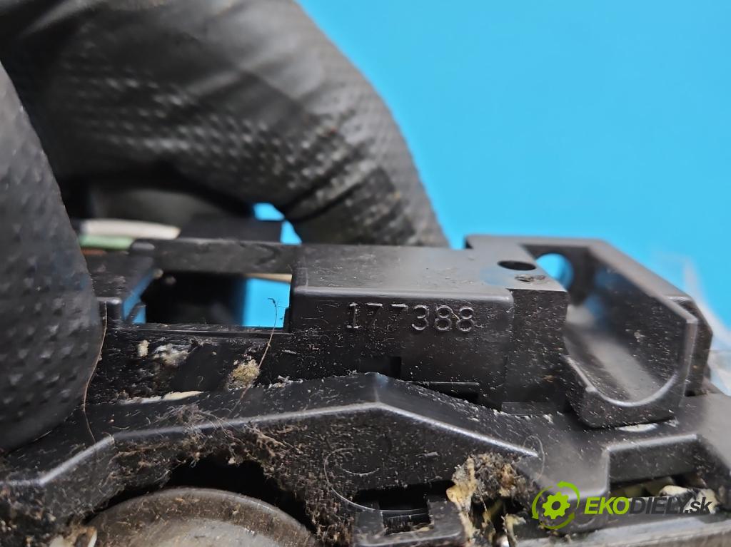 Daihatsu Feroza 1.6 16V 95 HP manual 70 kW 1589 cm3 3- prepínač komplex: 177388 (Prepínacie páčky pod volantom)