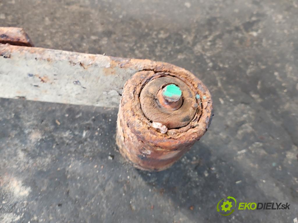 Daihatsu Feroza 1.6 16V 95 HP manual 70 kW 1589 cm3 3- listové pero zadné