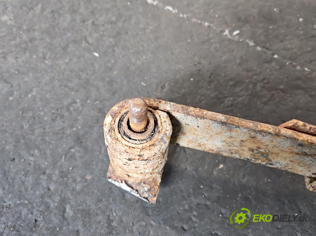 Daihatsu Feroza 1.6 16V 95 HP manual 70 kW 1589 cm3 3- listové pero zadné