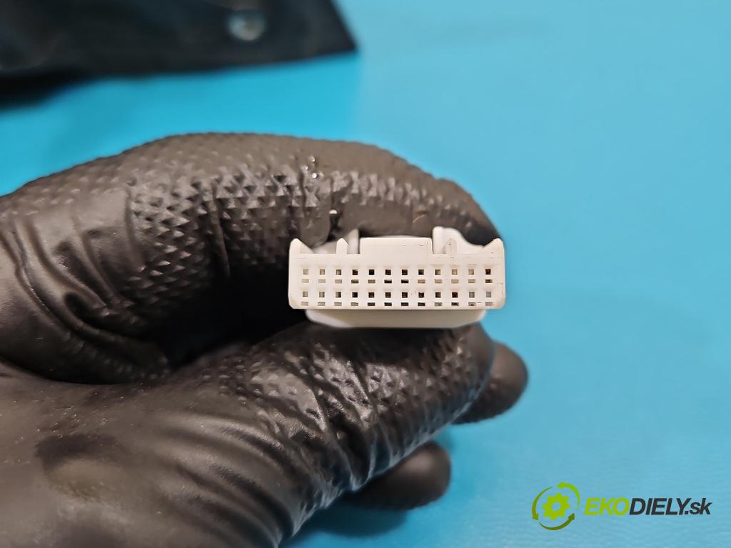 MG MG3  24- 1.5 16V 116 HP manual 85 kW 1495 cm3 5- zrkadlo ľavé ZP22C41L0 (Kľučka dverí ostatné)