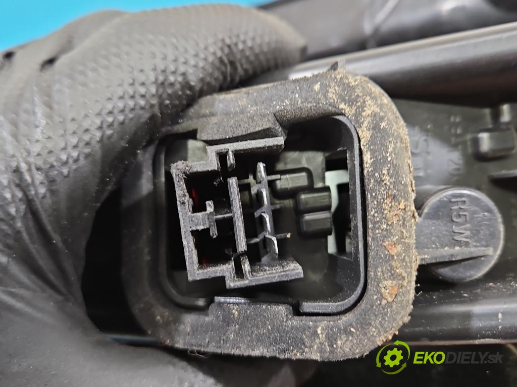 Fiat Punto Grande 1.4 8V 77 hp manual 57 kW 1368 cm3 5- světlo zadní levé 51701589 (Klika dveří ostatní)