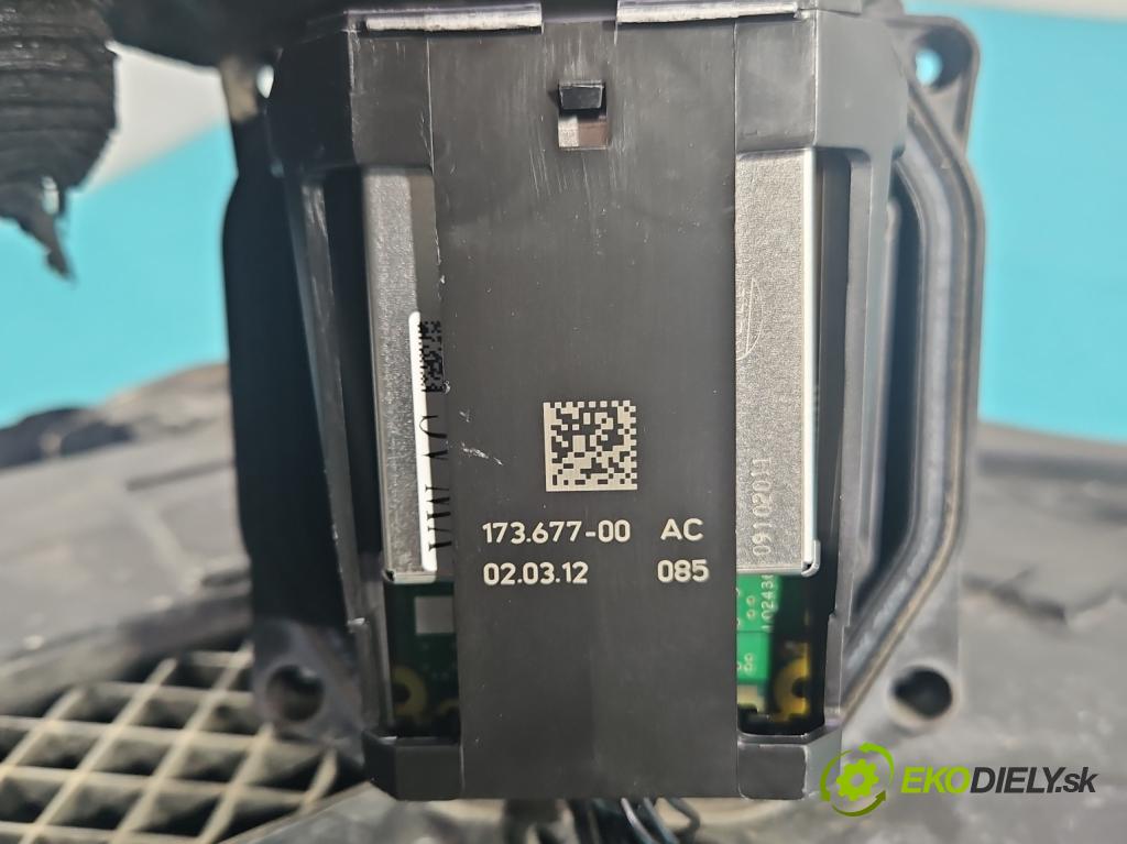 Audi A8 D4 2009-2017 2.0 TFSI 211KM automatic 155 kW 1984 cm3 4- Reflektor: pravý 4H0941004 (Svetlo predné pravé)