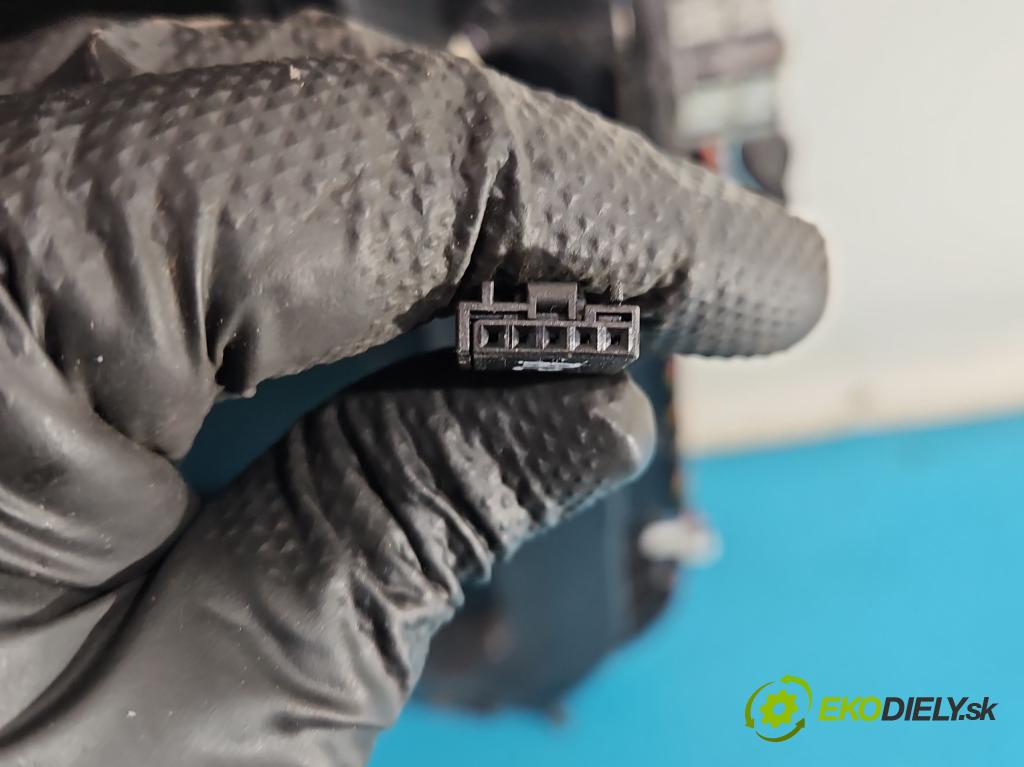 Audi A8 D4 2009-2017 2.0 TFSI 211KM automatic 155 kW 1984 cm3 4- Střešní okno: 4H0877041 (Sklo karosérie)