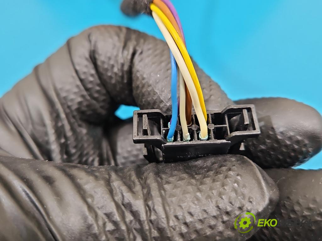 Skoda Fabia III 2014- 2021 1.0 TSI 95 HP manual 70 kW 999 cm3 5- zrkadlo ľavé  (Kľučka dverí ostatné)