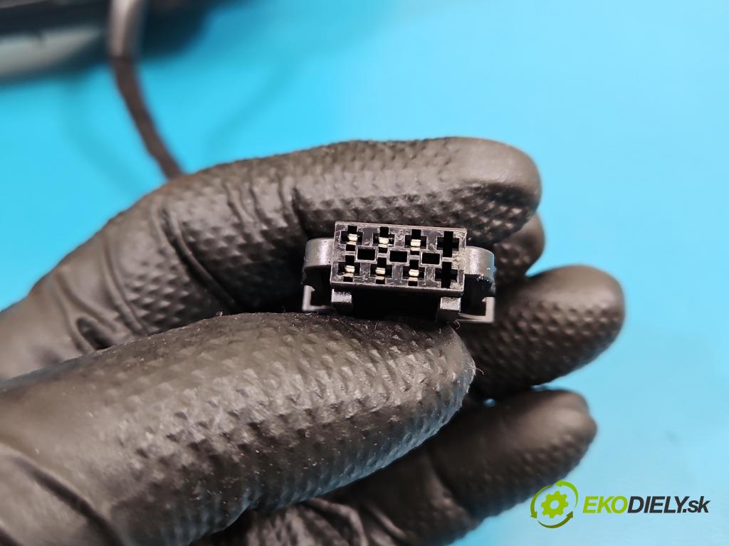 Skoda Fabia III 2014- 2021 1.0 TSI 95 HP manual 70 kW 999 cm3 5- zrkadlo pravé  (Kľučka dverí ostatné)