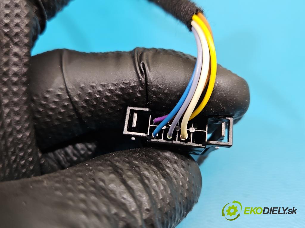 Skoda Fabia III 2014- 2021 1.0 TSI 95 HP manual 70 kW 999 cm3 5- zrkadlo pravé  (Kľučka dverí ostatné)