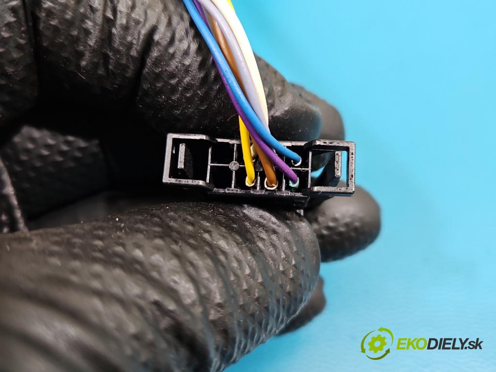 Skoda Fabia III 2014- 2021 1.0 TSI 95 HP manual 70 kW 999 cm3 5- zrkadlo pravé  (Kľučka dverí ostatné)