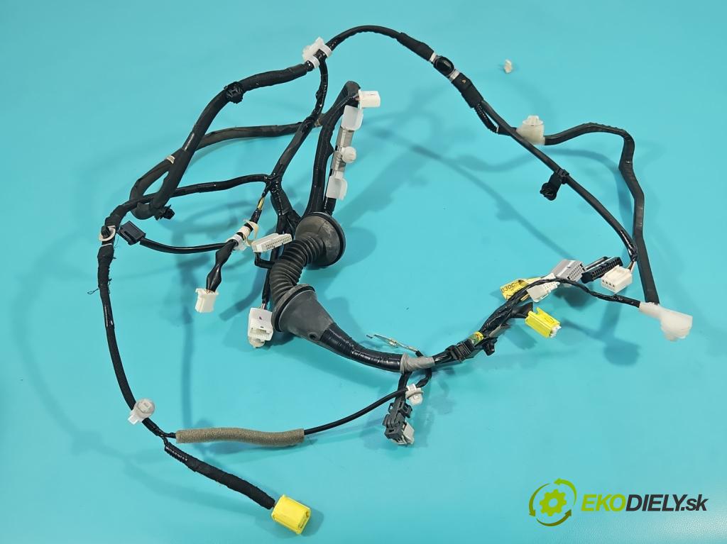 Lexus NX I 2014-2021 2.5 16V 155 HP automatic 114 kW 2494 cm3 5- Zväzok: dvere predné vľavo: 82152-78030C