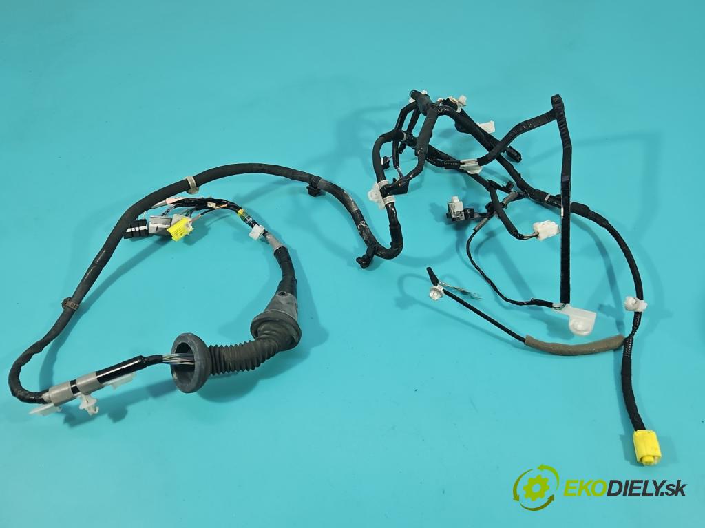 Lexus NX I 2014-2021 2.5 16V 155 HP automatic 114 kW 2494 cm3 5- Zväzok: dvere predné pravých 82151-78030C