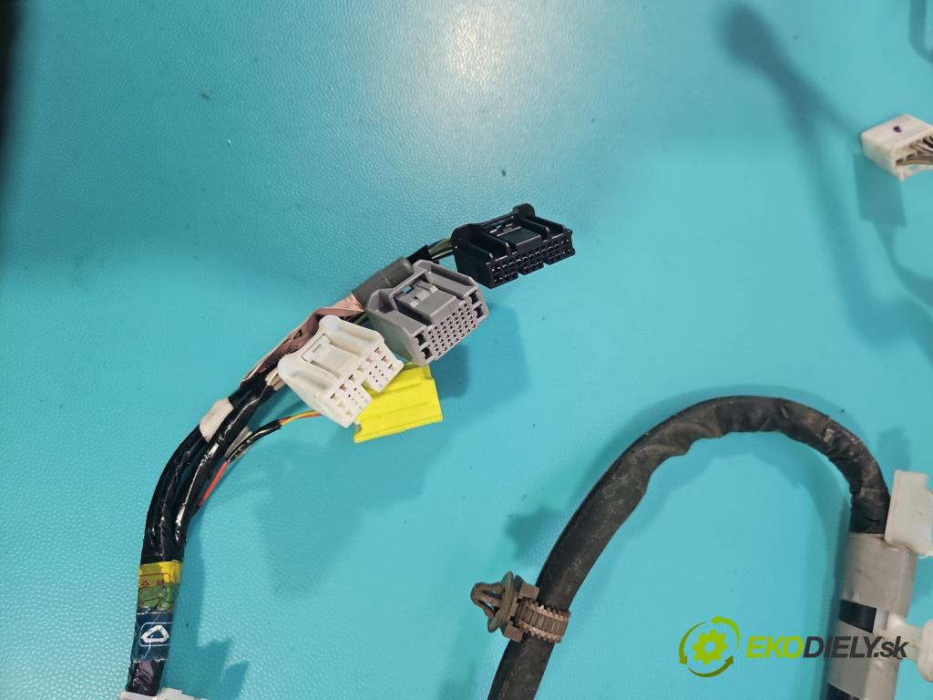 Lexus NX I 2014-2021 2.5 16V 155 HP automatic 114 kW 2494 cm3 5- Zväzok: dvere predné pravých 82151-78030C