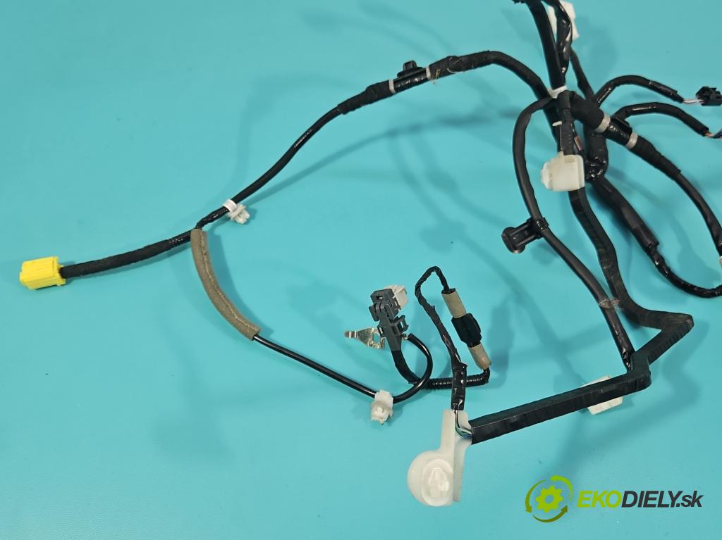 Lexus NX I 2014-2021 2.5 16V 155 HP automatic 114 kW 2494 cm3 5- Zväzok: dvere predné pravých 82151-78030C