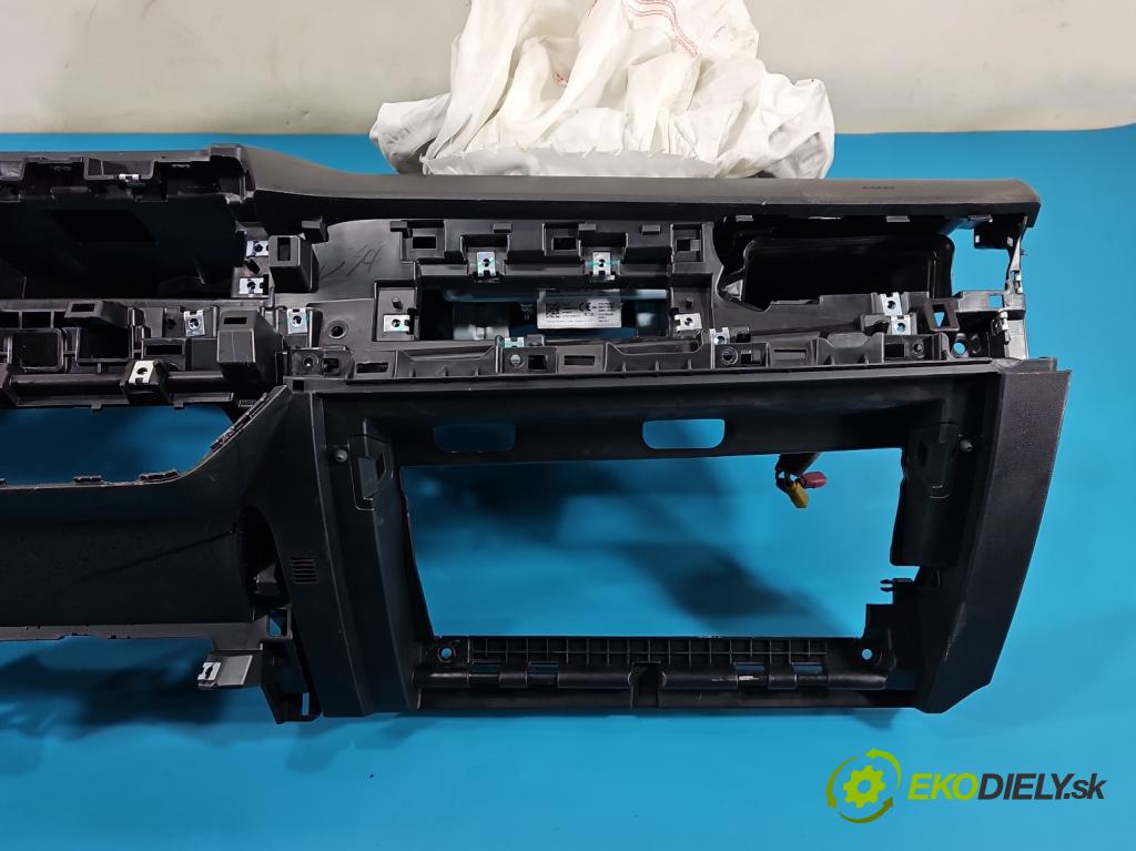 MG MG3  24- 1.5 16V 116 HP manual 85 kW 1495 cm3 5- kokpit,pristrojová doska rozdeľovacia