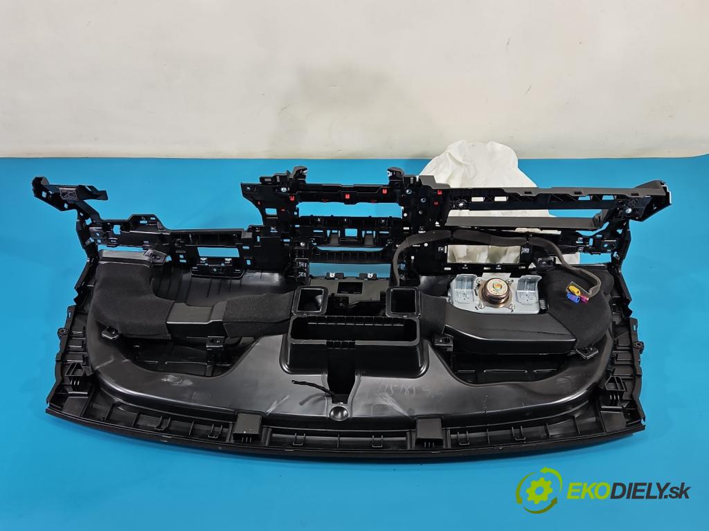 MG MG3  24- 1.5 16V 116 HP manual 85 kW 1495 cm3 5- kokpit,pristrojová doska rozdeľovacia