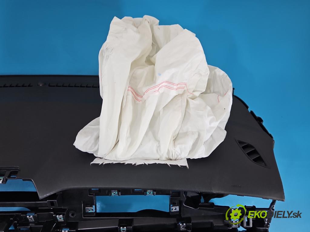 MG MG3  24- 1.5 16V 116 HP manual 85 kW 1495 cm3 5- kokpit,pristrojová doska rozdeľovacia