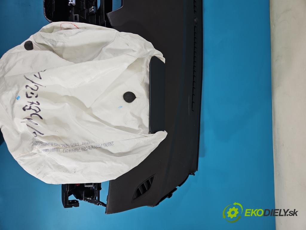 MG MG3  24- 1.5 16V 116 HP manual 85 kW 1495 cm3 5- kokpit,pristrojová doska rozdeľovacia