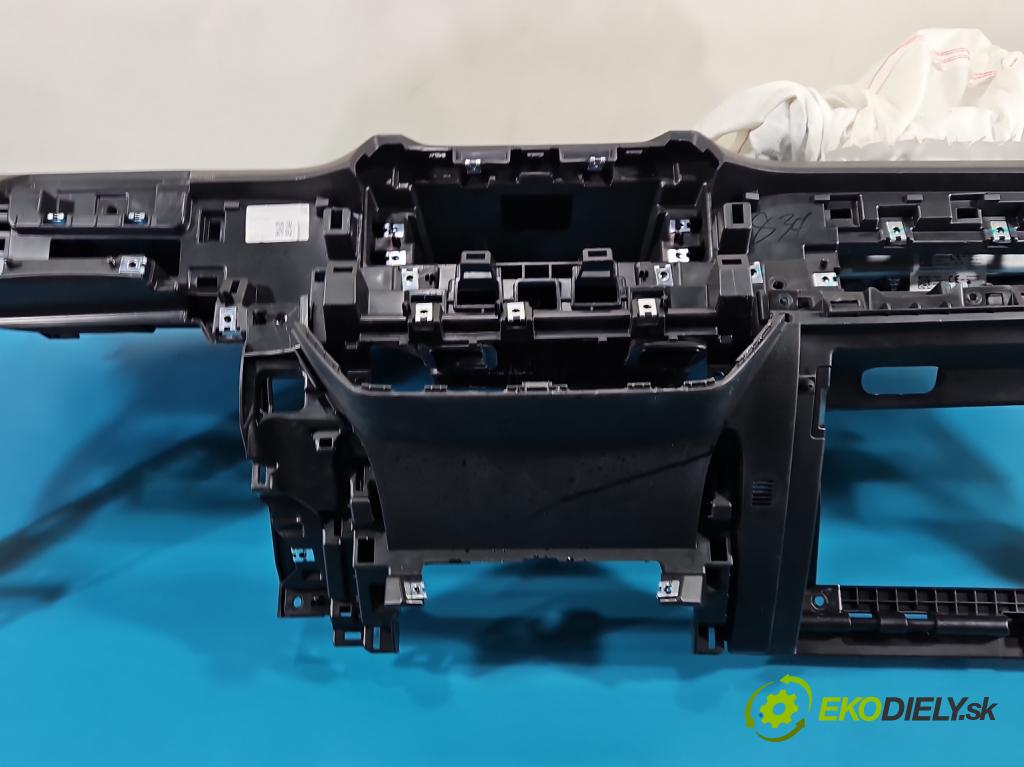 MG MG3  24- 1.5 16V 116 HP manual 85 kW 1495 cm3 5- kokpit,pristrojová doska rozdeľovacia