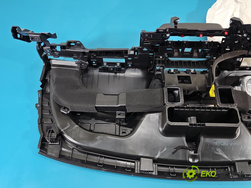 MG MG3  24- 1.5 16V 116 HP manual 85 kW 1495 cm3 5- kokpit,pristrojová doska rozdeľovacia