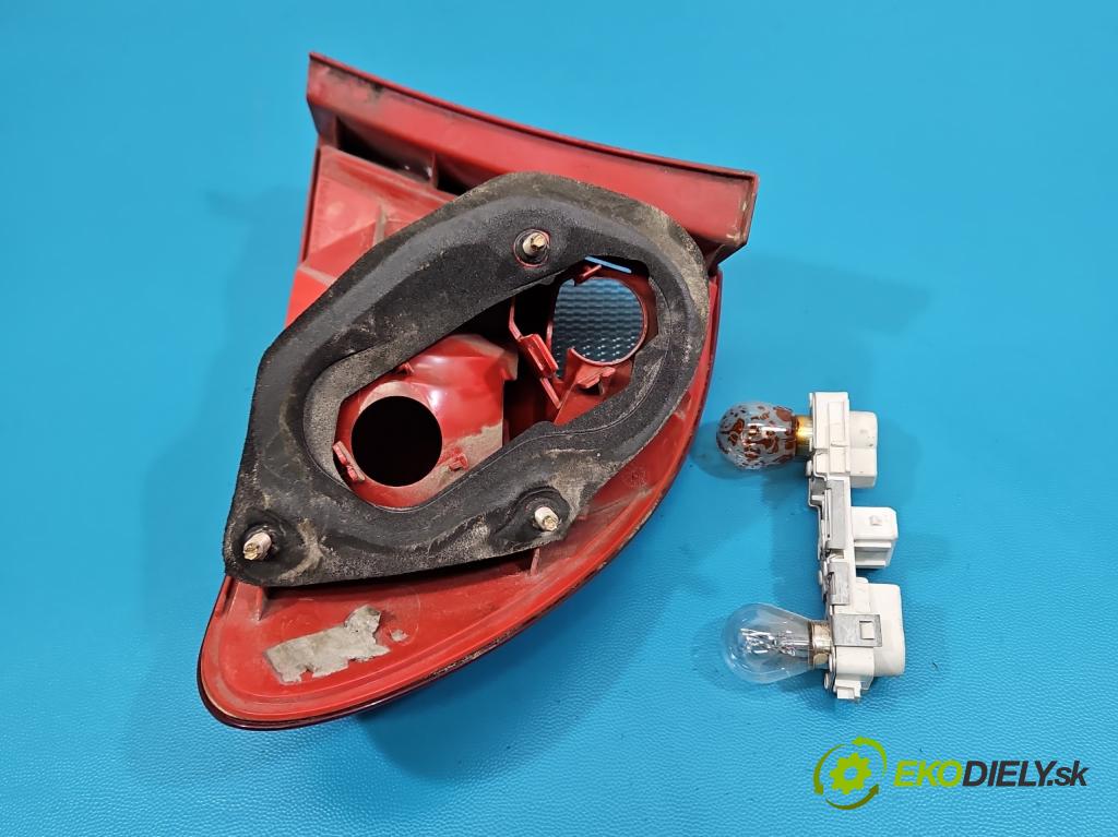 Toyota Avensis I T22 1997-2003 1.6 vvti 110 hp manual 81 kW 1598 cm3 5- světlo zadní levé  (Klika dveří ostatní)