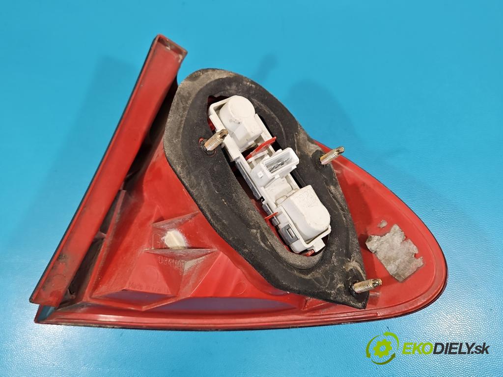 Toyota Avensis I T22 1997-2003 1.6 vvti 110 hp manual 81 kW 1598 cm3 5- světlo zadní levé  (Klika dveří ostatní)