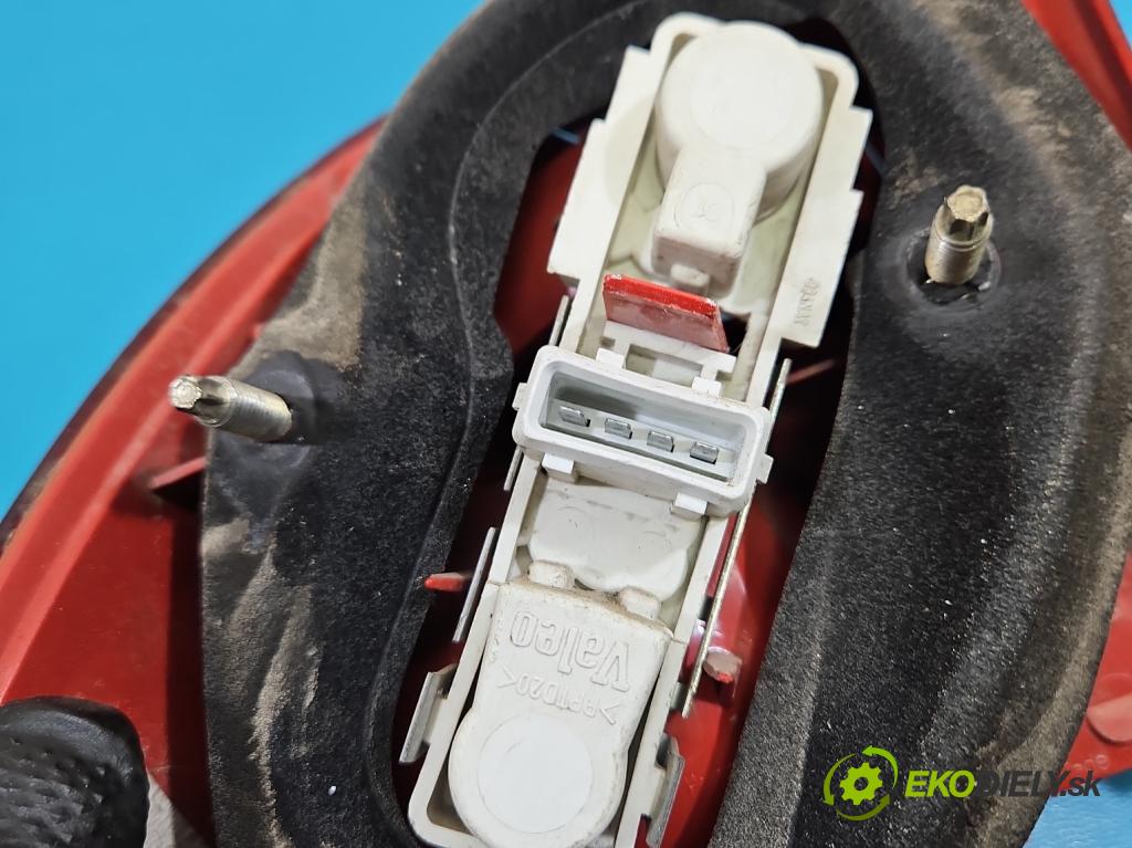 Toyota Avensis I T22 1997-2003 1.6 vvti 110 HP manual 81 kW 1598 cm3 5- svetlo / reflektor zadné pravé  (Kľučka dverí ostatné)