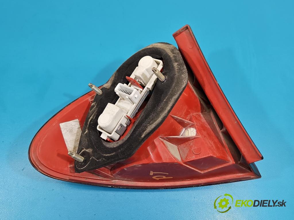 Toyota Avensis I T22 1997-2003 1.6 vvti 110 HP manual 81 kW 1598 cm3 5- svetlo / reflektor zadné pravé  (Kľučka dverí ostatné)