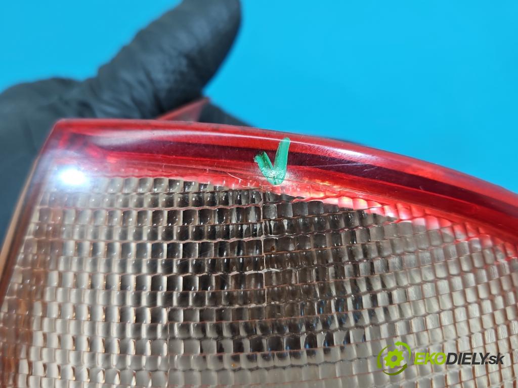 Toyota Avensis I T22 1997-2003 1.6 vvti 110 HP manual 81 kW 1598 cm3 5- svetlo / reflektor zadné pravé  (Kľučka dverí ostatné)