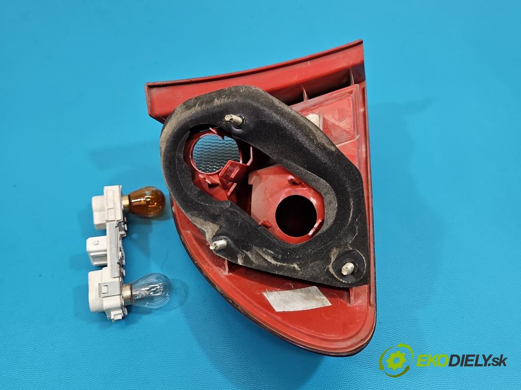 Toyota Avensis I T22 1997-2003 1.6 vvti 110 HP manual 81 kW 1598 cm3 5- svetlo / reflektor zadné pravé  (Kľučka dverí ostatné)