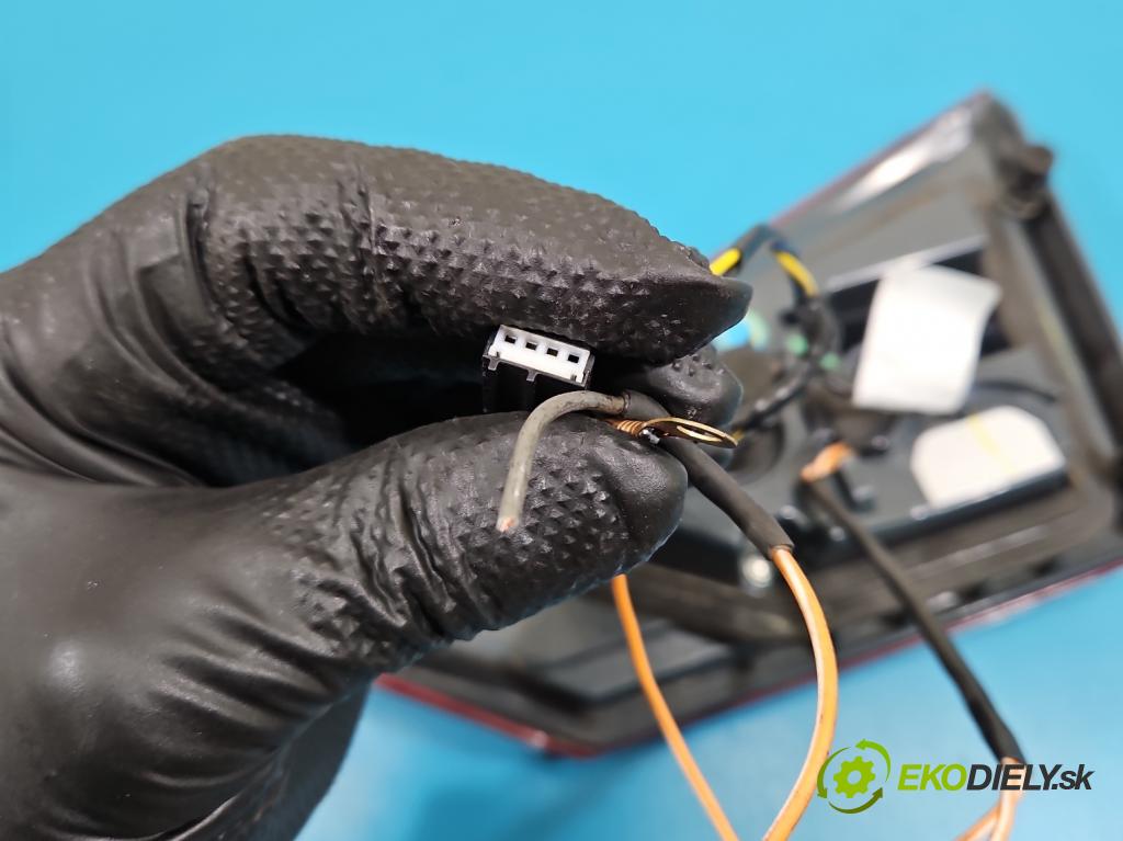 Ford Fusion USA 2012-2020 2.0 EcoBoost: 241KM automatic 177 kW 1999 cm3 4- svetlo / reflektor zadné ľavé HS73-13A603-BK (Kľučka dverí ostatné)