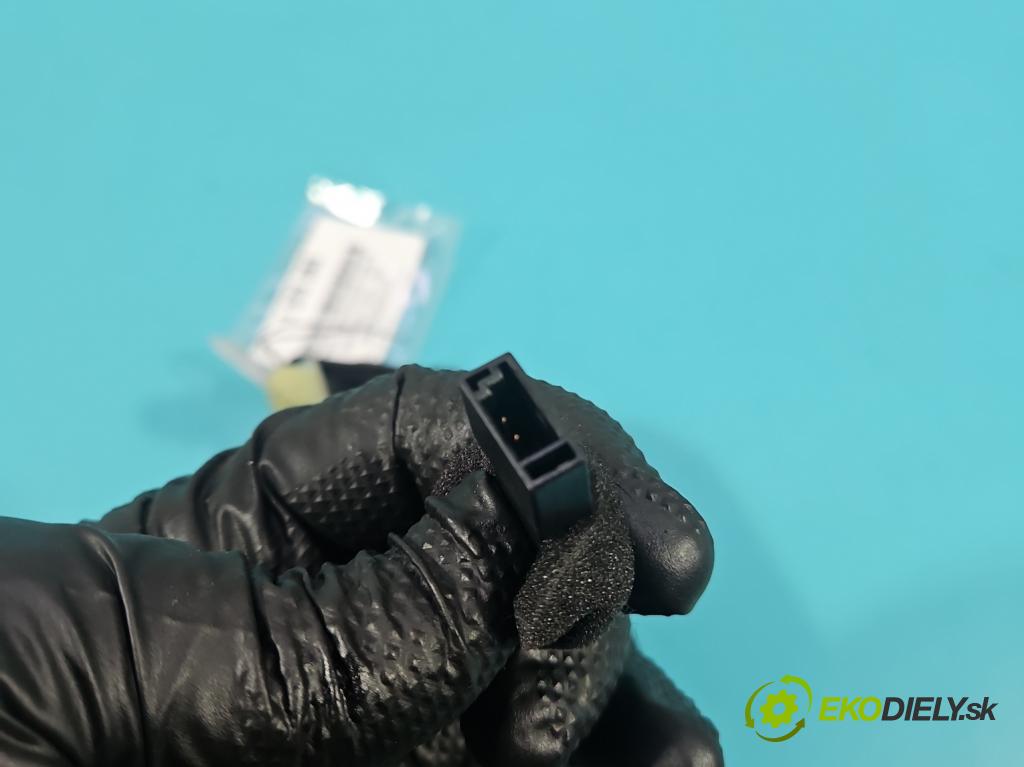 Skoda Fabia III 2014- 2021 1.0 TSI 95 HP manual 70 kW 999 cm3 5- rukoväť uvnitř: predné pravé