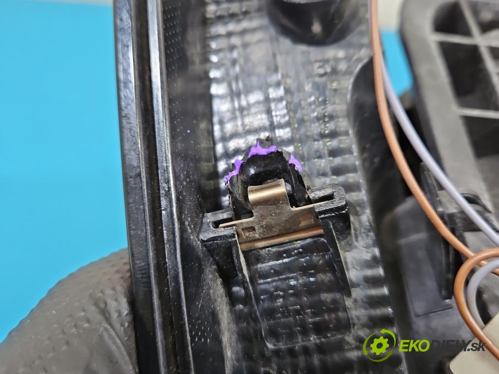 Skoda Fabia III 2014- 2021 1.0 TSI 95 HP manual 70 kW 999 cm3 5- svetlo / reflektor zadné pravé  (Kľučka dverí ostatné)