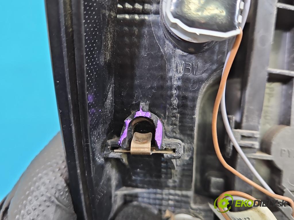 Skoda Fabia III 2014- 2021 1.0 TSI 95 HP manual 70 kW 999 cm3 5- svetlo / reflektor zadné pravé  (Kľučka dverí ostatné)