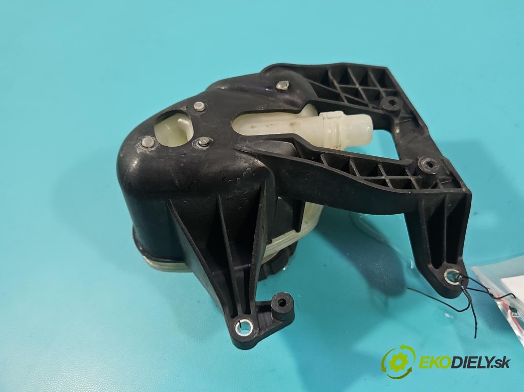 Mercedes GL II X166 2012-2015 4.7 V8 278928 340KM: automatic 250 kW 4663 cm3 5- Nádrž: kompenzačné: A2782000385