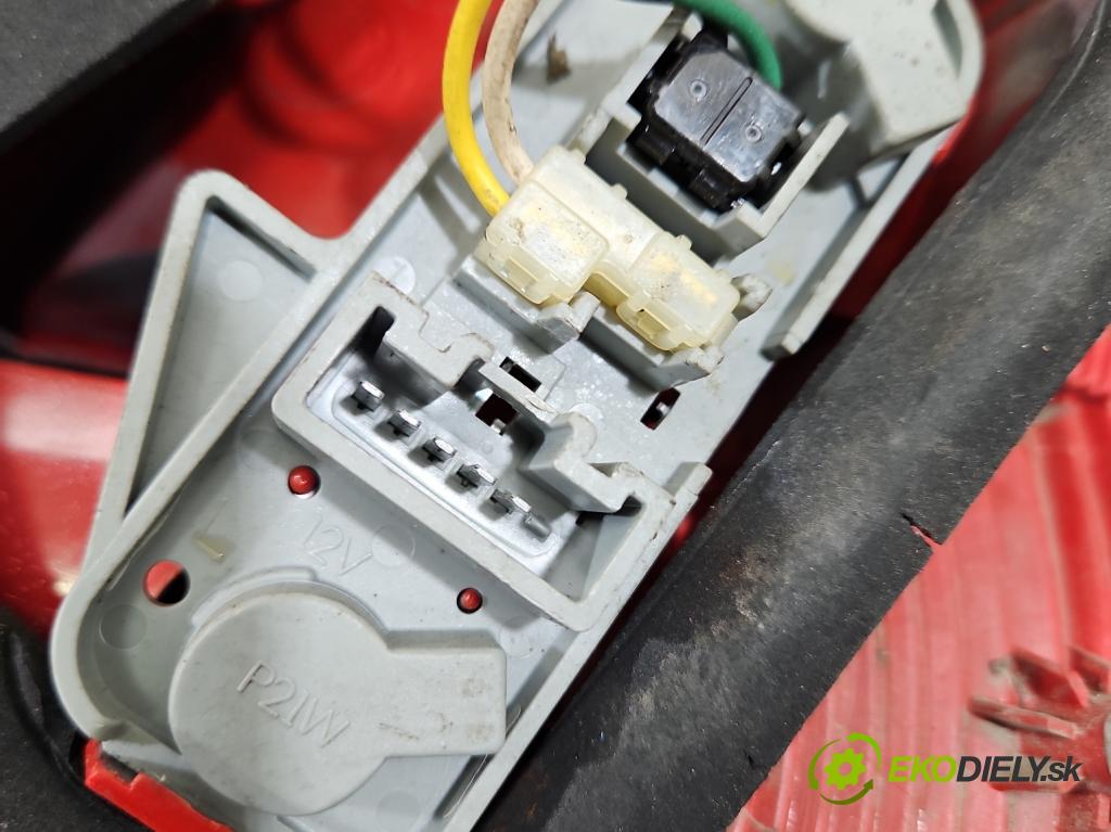 Toyota Yaris II 2005-2011 1.0 vvti 69KM manual 51 kW 998 cm3 5- svetlo / reflektor zadné ľavé  (Kľučka dverí ostatné)