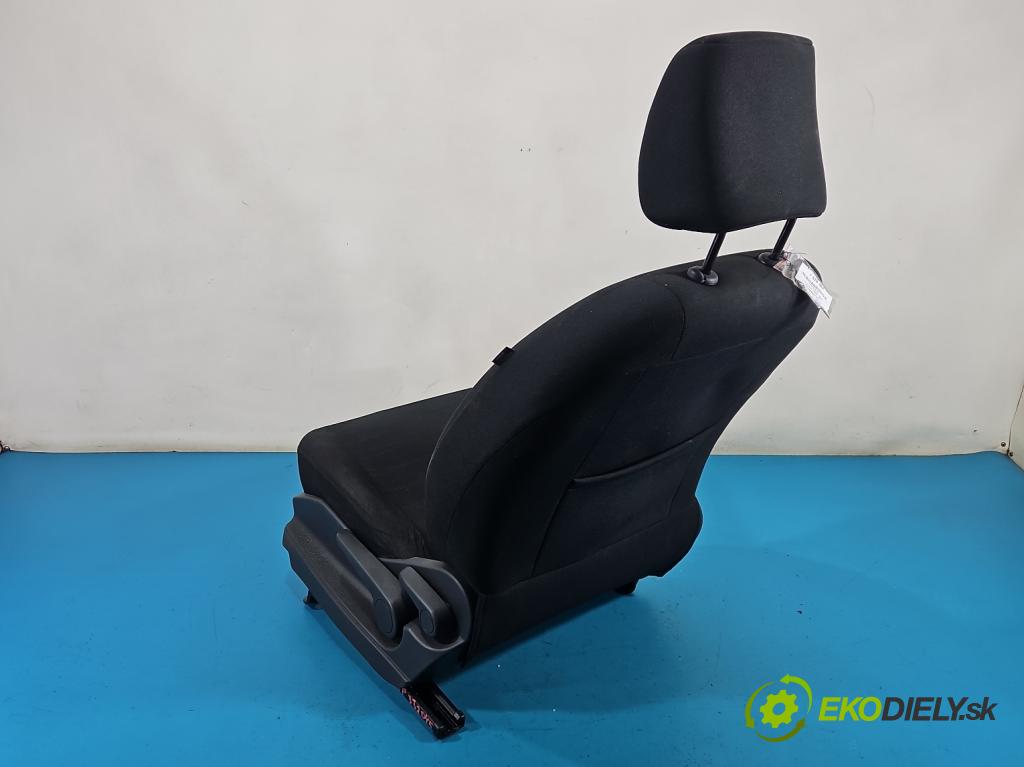 Toyota Yaris II 2005-2011 1.0 vvti 69KM manual 51 kW 998 cm3 5- Sedadlo levý  (Sedadlo)