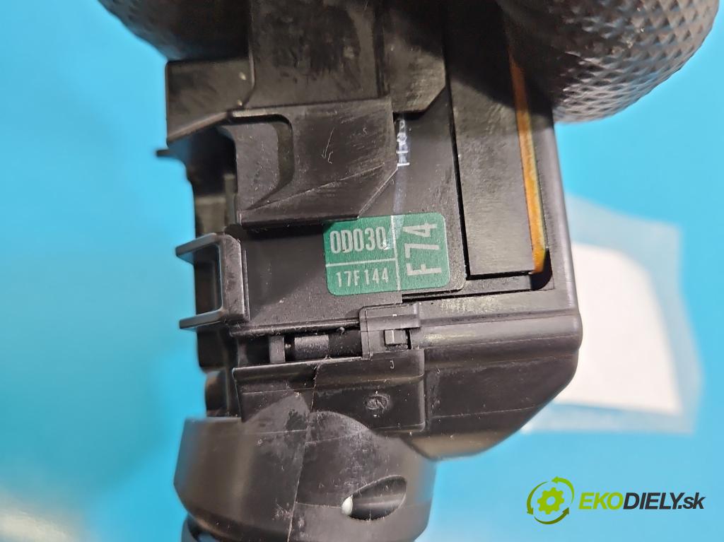 Toyota Yaris II 2005-2011 1.0 vvti 69KM manual 51 kW 998 cm3 5- prepínač komplex: 17F143 (Prepínacie páčky pod volantom)