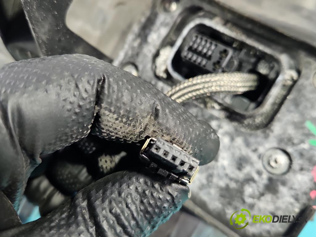 Alfa romeo 159 1.9 jtd 150 HP manual 110 kW 1910 cm3 4- Reflektor: pravý 60683987 (Svetlo predné pravé)