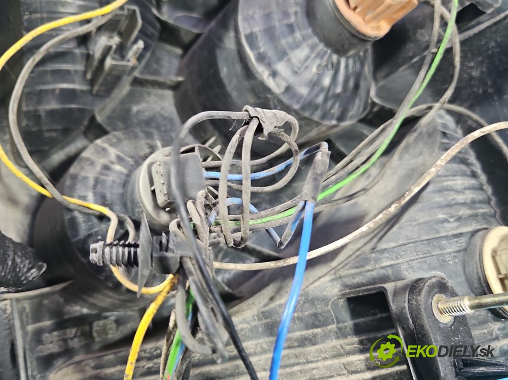 Volvo XC90 I 2002-2014 2.5 T 209KM automatic 154 kW 2521 cm3 5- svetlo / reflektor zadné ľavé 30634425 (Kľučka dverí ostatné)