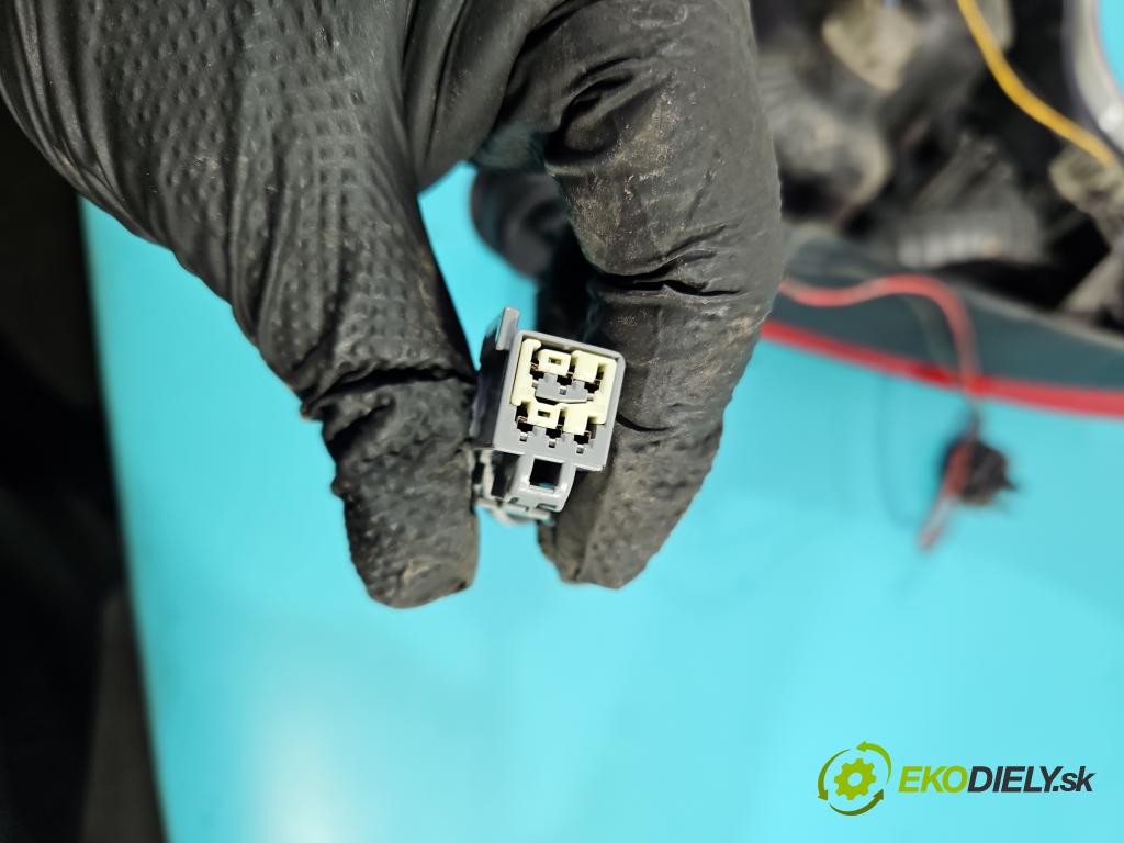 Volvo XC90 I 2002-2014 2.5 T 209KM automatic 154 kW 2521 cm3 5- svetlo / reflektor zadné pravé  (Kľučka dverí ostatné)