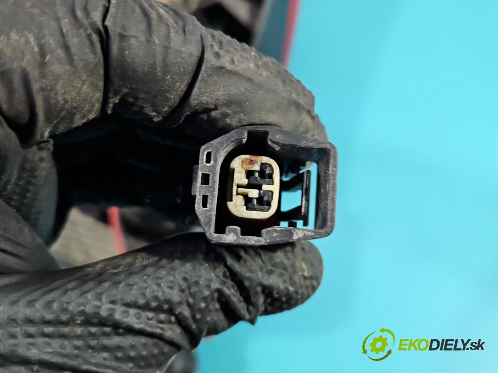 Volvo XC90 I 2002-2014 2.5 T 209KM automatic 154 kW 2521 cm3 5- svetlo / reflektor zadné pravé  (Kľučka dverí ostatné)