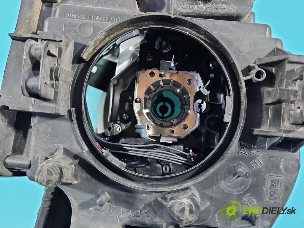 Volvo XC90 I 2002-2014 2.5 T 209KM automatic 154 kW 2521 cm3 5- Reflektor: pravý 89007592 (Svetlo predné pravé)