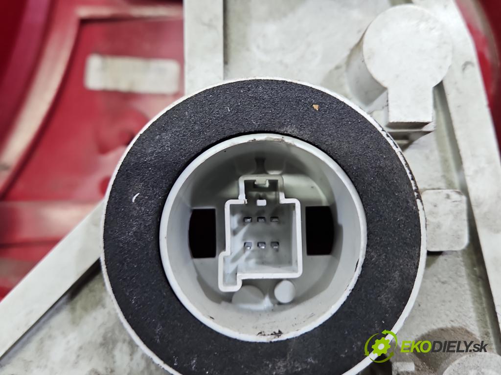 Ford Focus Mk1 1998-2004 1.6 16V 101 HP manual 74 kW 1596 cm3 4- svetlo / reflektor zadné ľavé  (Kľučka dverí ostatné)