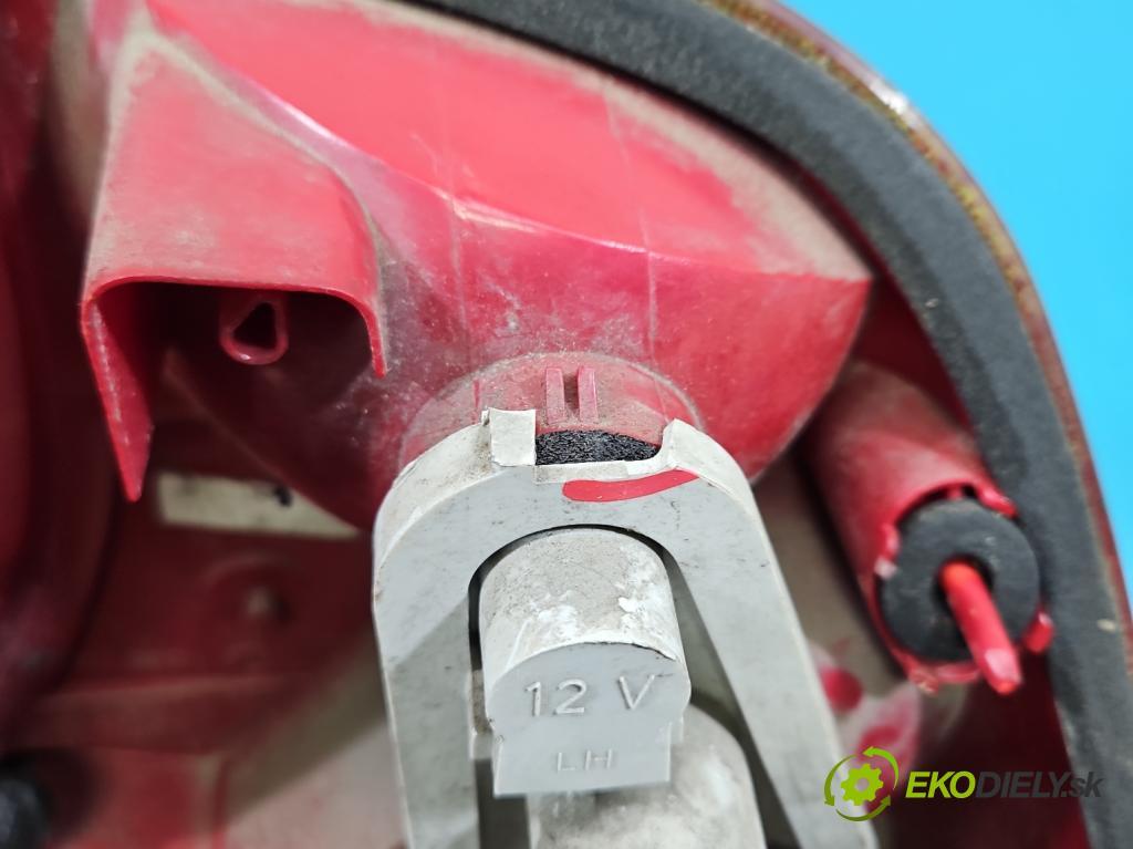 Ford Focus Mk1 1998-2004 1.6 16V 101 HP manual 74 kW 1596 cm3 4- svetlo / reflektor zadné ľavé  (Kľučka dverí ostatné)