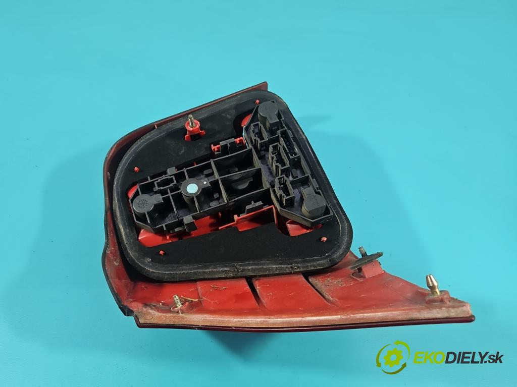 Vw Golf IV 1997-2003 1.6 SR 101 HP manual 74 kW 1595 cm3 5- svetlo / reflektor zadné pravé  (Kľučka dverí ostatné)